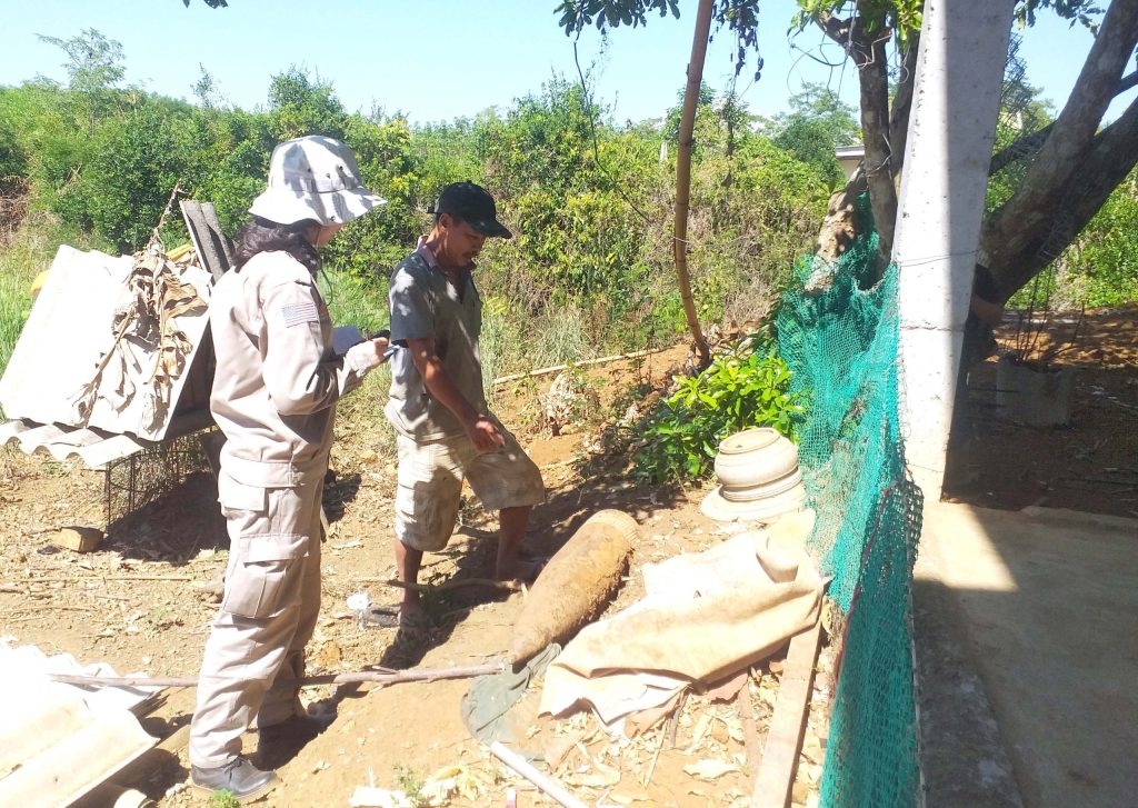 Removal of heavy naval shell from Quang Tri's local home