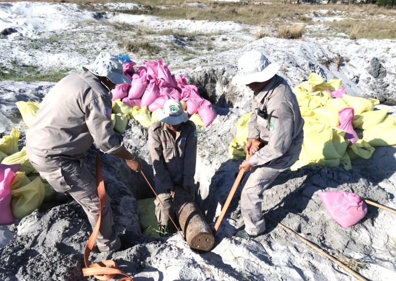 removal of heavy naval shell from quang tris local home