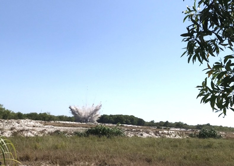 removal of heavy naval shell from quang tris local home