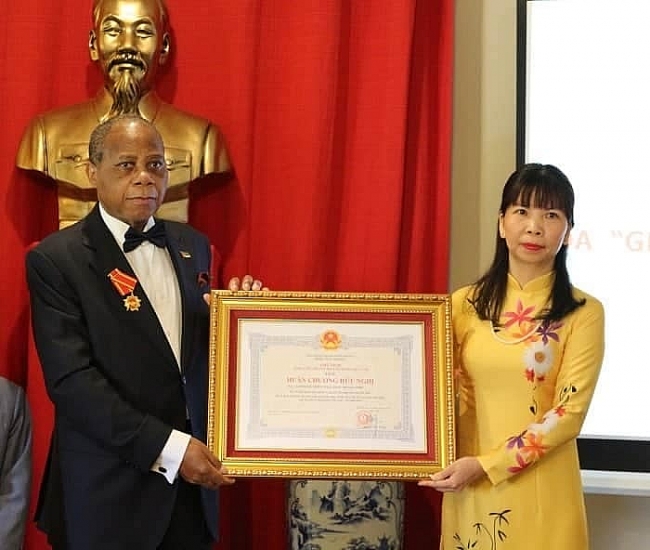 Former Mozambican Ambassador to Vietnam honoured with friendship order
