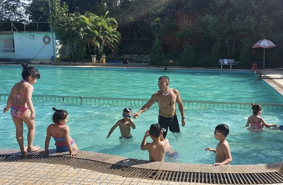 A swimming lesson of students at Hoang An swimming pool, Hung Thanh ward, Tuyen Quang city.