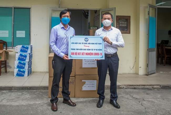 VUFO hands over 500 sets of COVID-19 test kits to help Da Nang fight COVID-19