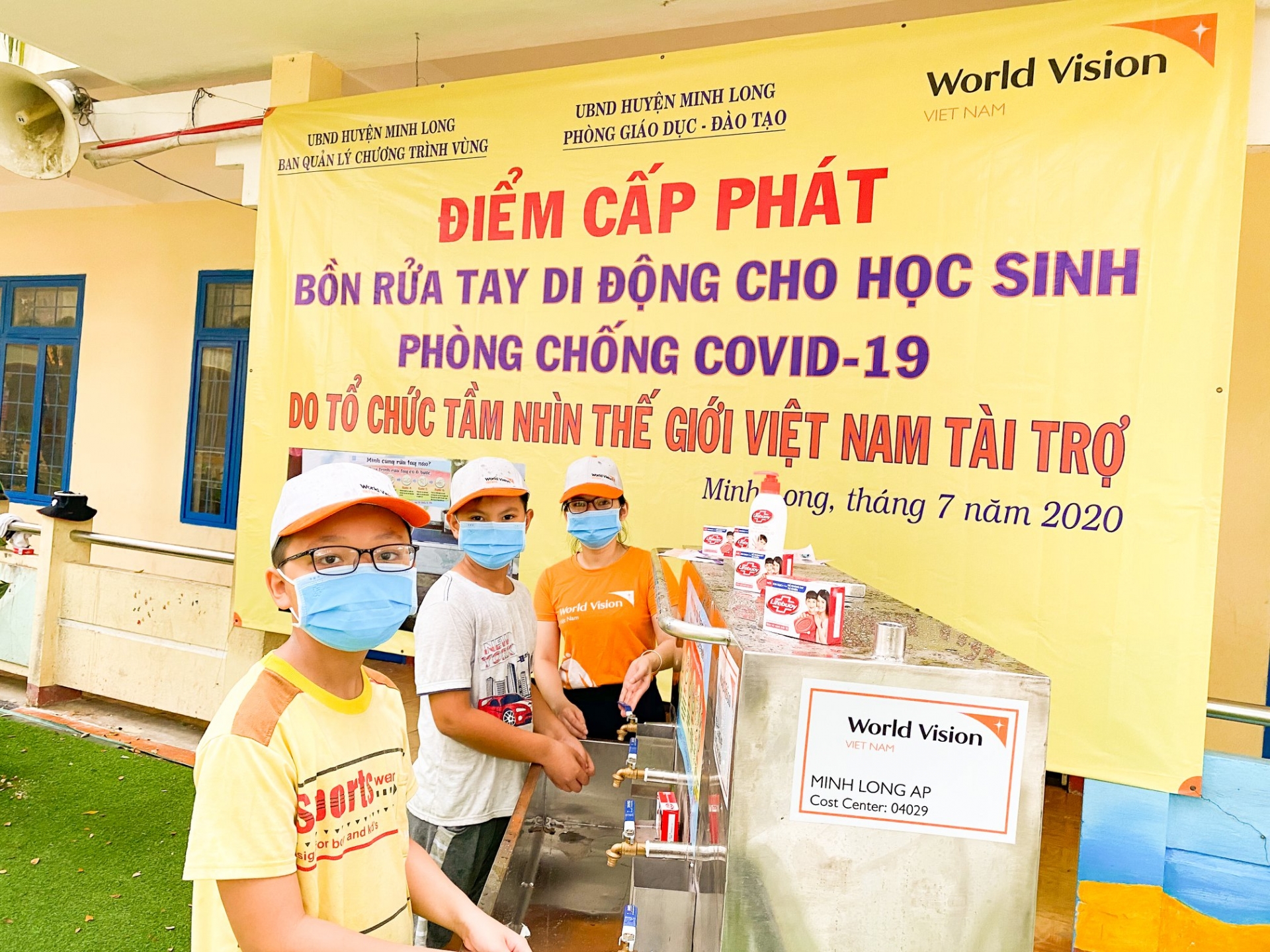 quang ngais district receives mobile handwashing systems to combat covid 19