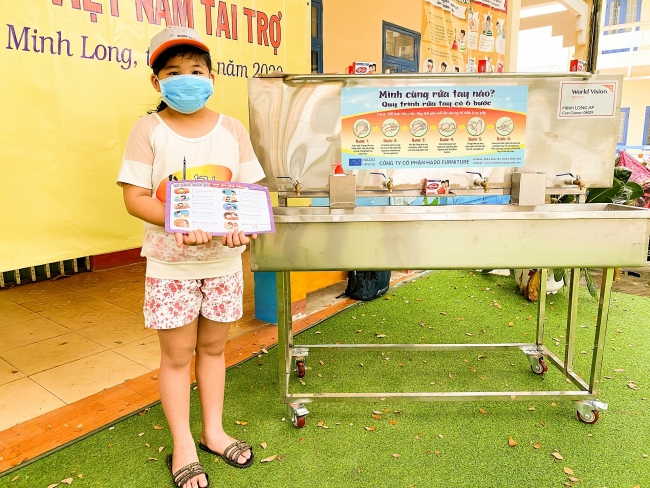 Quang Ngai's district receives mobile handwashing systems to combat COVID-19