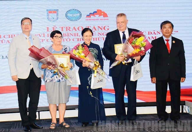 VUFO honours three Russian officials in HCM City