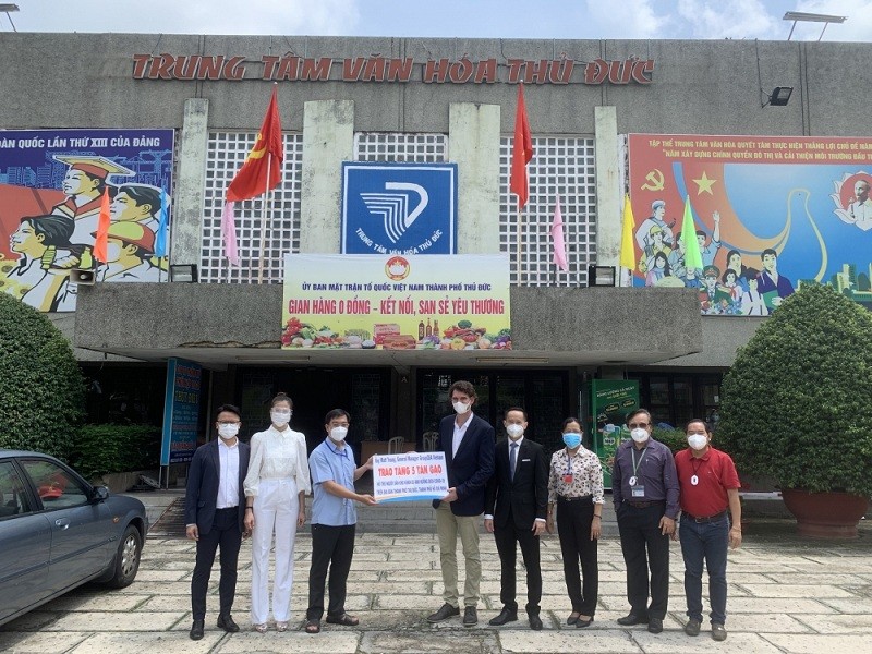 Vietnamese expatriates in US, Australia and Japan Present 12 Tonnes of Rice to Ho Chi Minh City