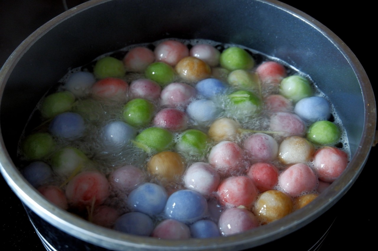 How To Make Che Bot Loc:  Clear Tapioca Cake in Ginger Syrup