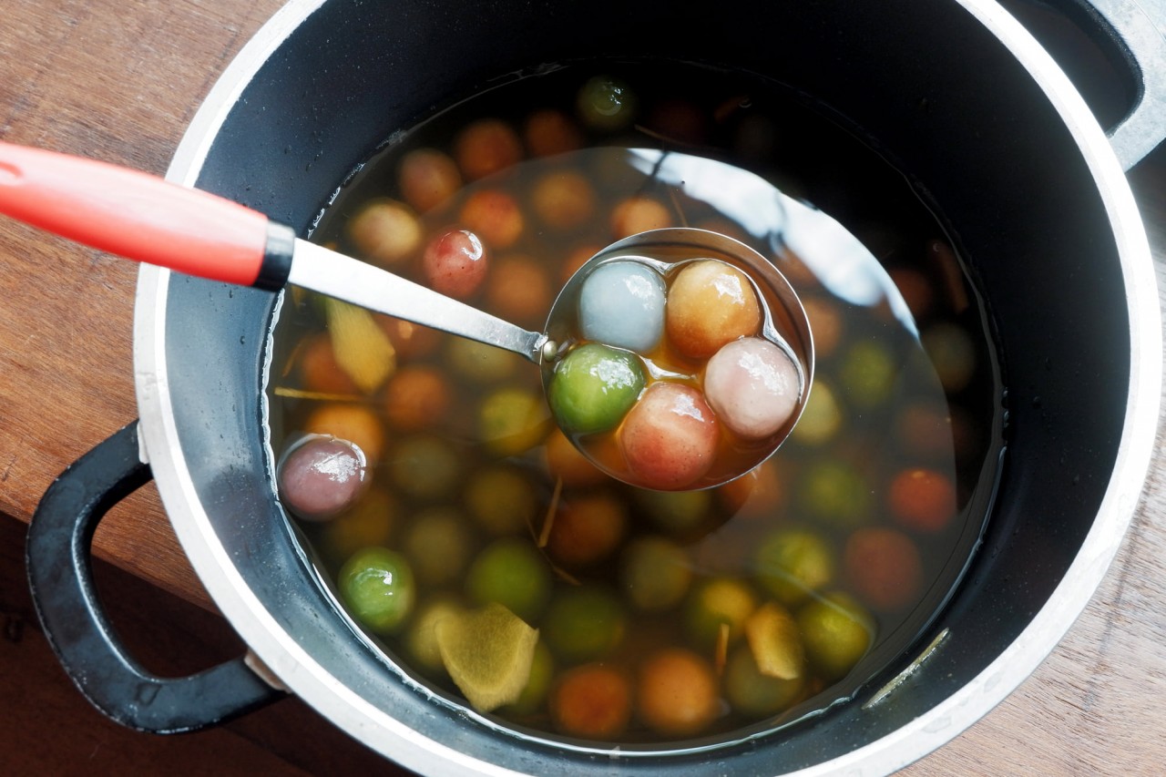 How To Make Che Bot Loc:  Clear Tapioca Cake in Ginger Syrup