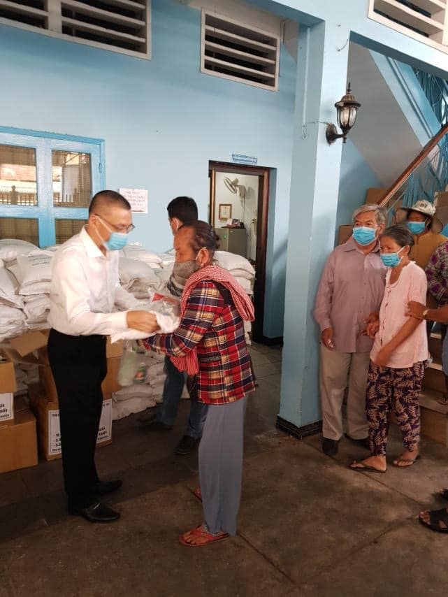 Relief delivered to COVID 19-hit Vietnamese Cambodians