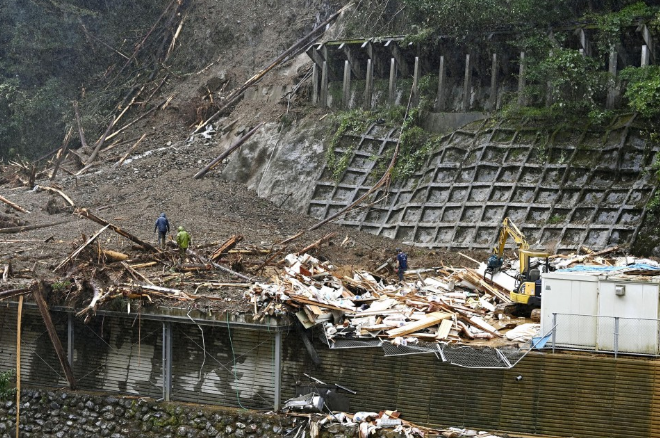 Powerful Typhoon Haishen leaves 2 dead, 4 missing, including two Vietnamese interns