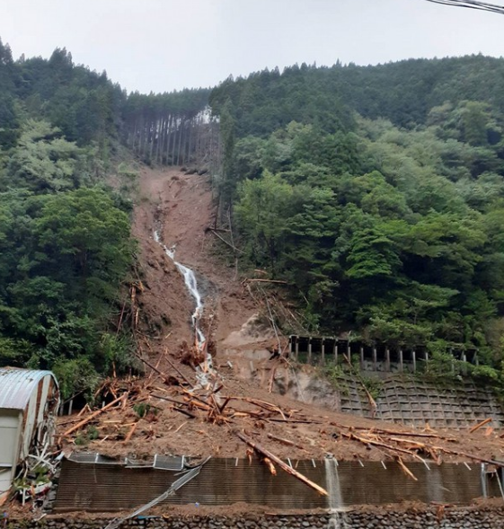 Powerful Typhoon Haishen leaves 2 dead, 4 missing, including two Vietnamese interns