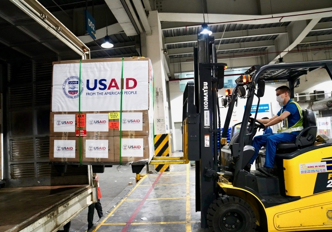 US provides 100 brand-new ventilators to Vietnam to support COVID-19 response