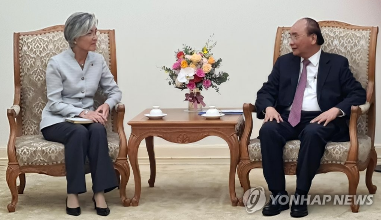 RoK's Foreign Minister hopes Vietnam ease entry restrictions for essential businesspeople