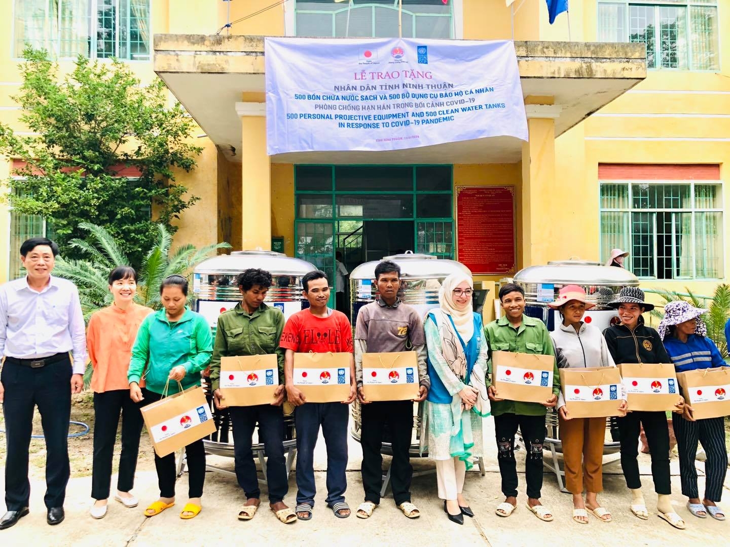 500 poor households in Ninh Thuan receive basic requirements for COVID 19 prevention