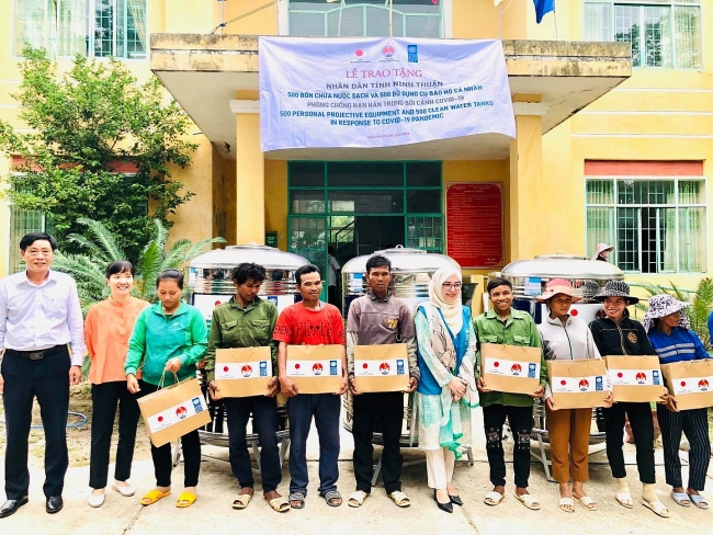 Poor households in Ninh Thuan receive basic requirements for COVID-19 prevention