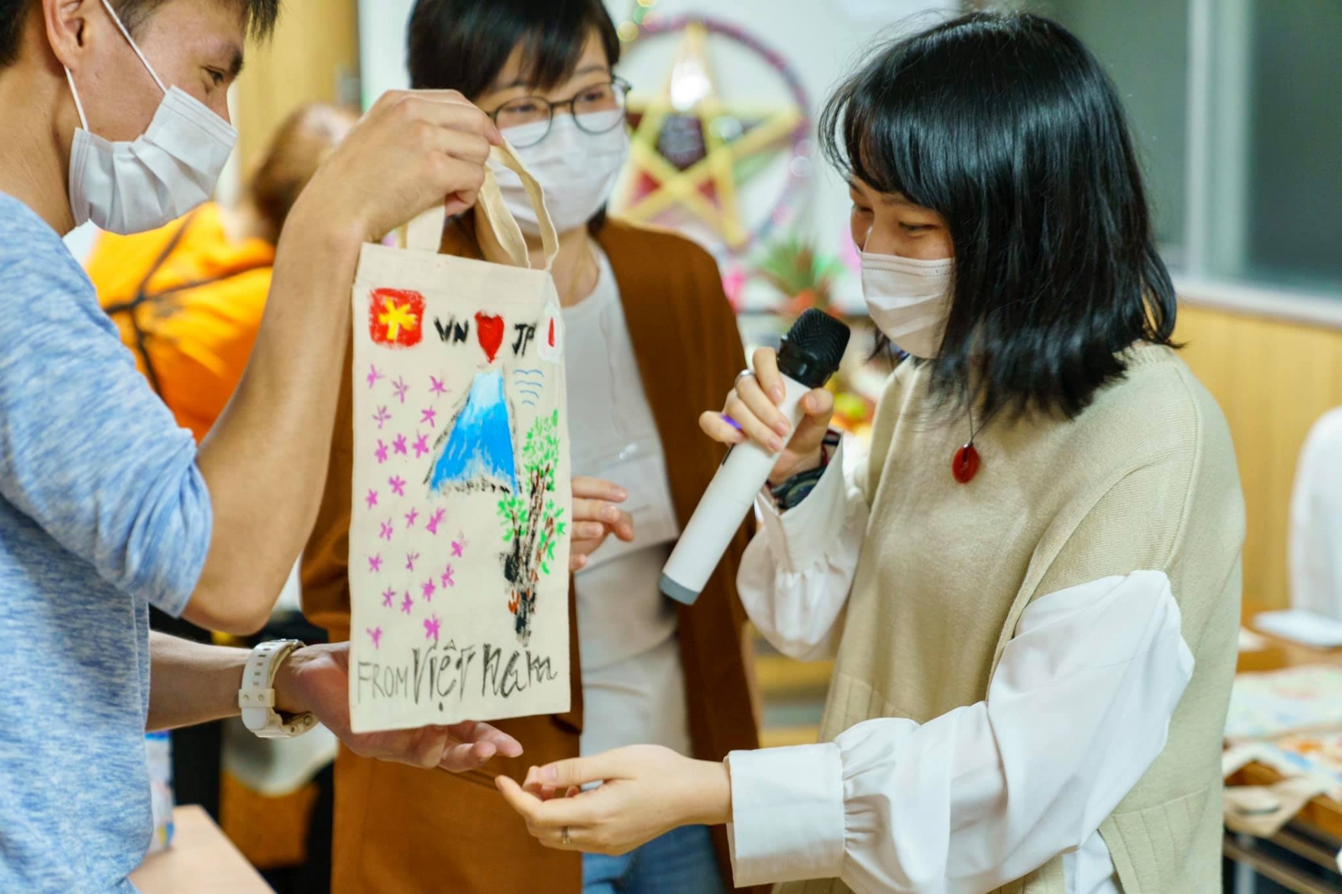 Stranded Vietnamese stuck in Japan's prefecture celebrate full moon festival