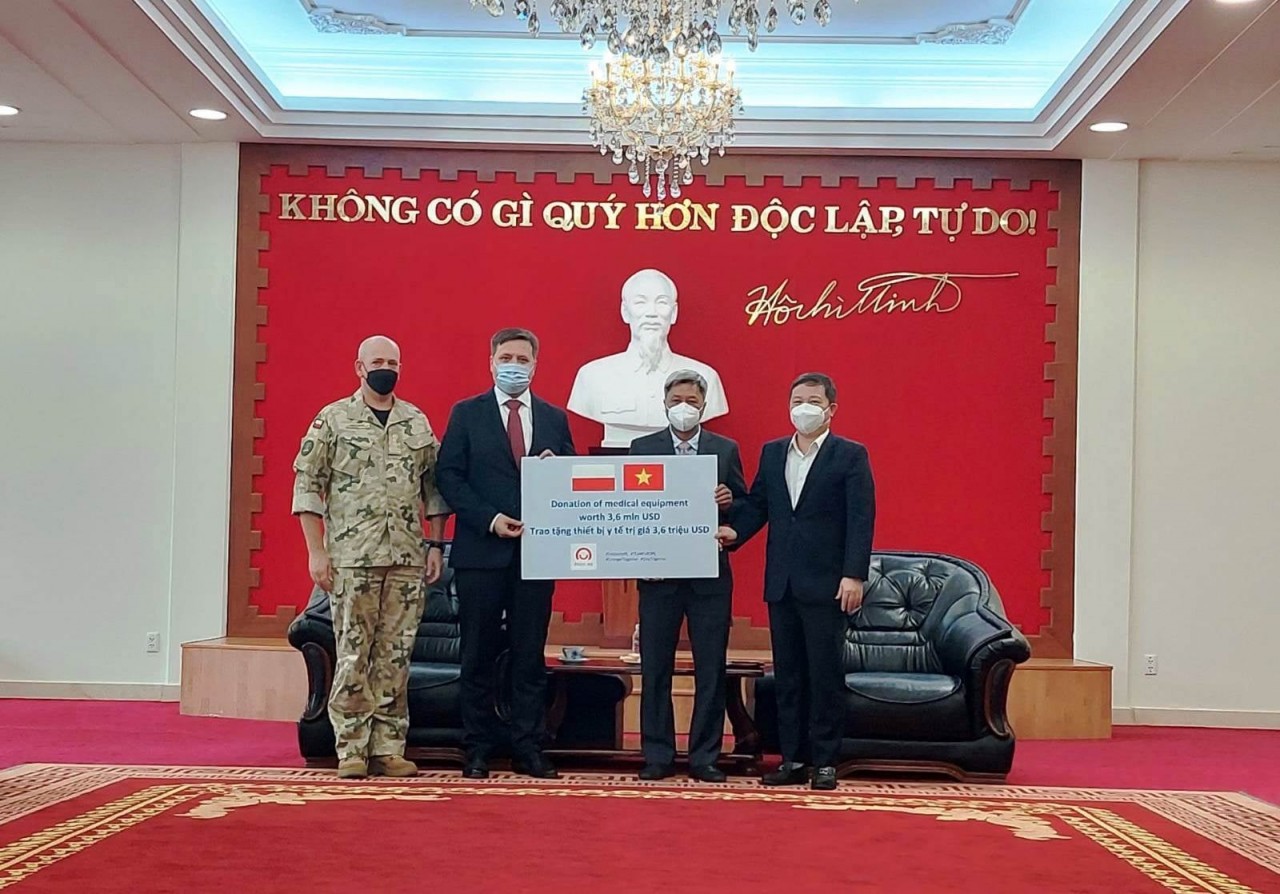 Vietnam receives over 8 tons of Covid-19 aid  from Poland