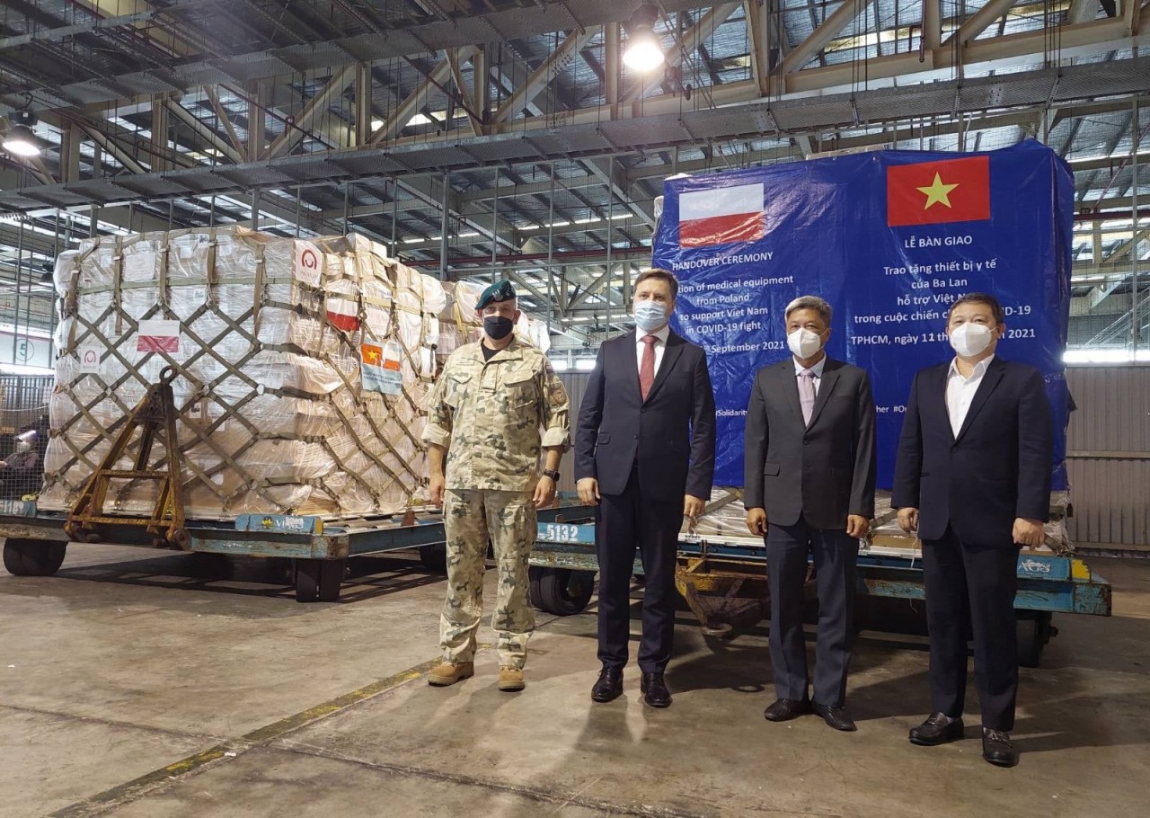 Vietnam receives over 8 tons of Covid-19 aid  from Poland