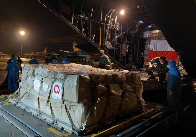 Vietnam receives over 8 tons of Covid-19 aid  from Poland