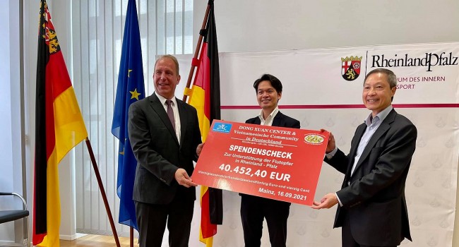 Vietnamese Expats Donate to Support Flood Victims in Germany