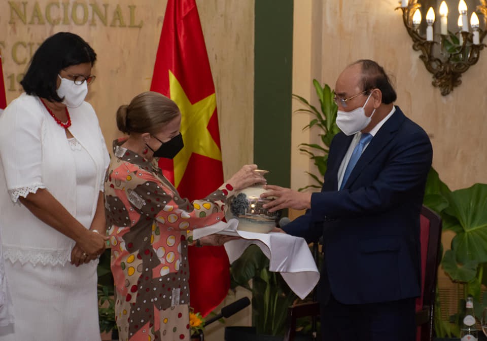 President Starts His First Day in Cuba meeting leaders of Friendship Organisations, Vietnamese Expats