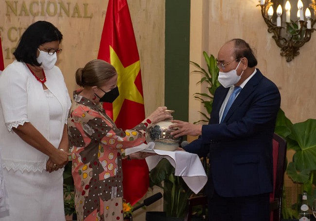 President Starts His First Day in Cuba meeting leaders of Friendship Organisations, Vietnamese Expats