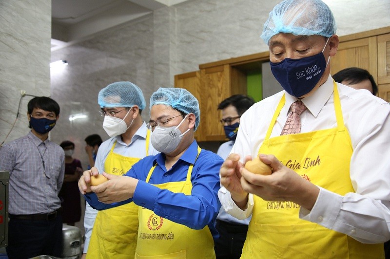 who representative in vietnam makes mooncakes for frontline health workers
