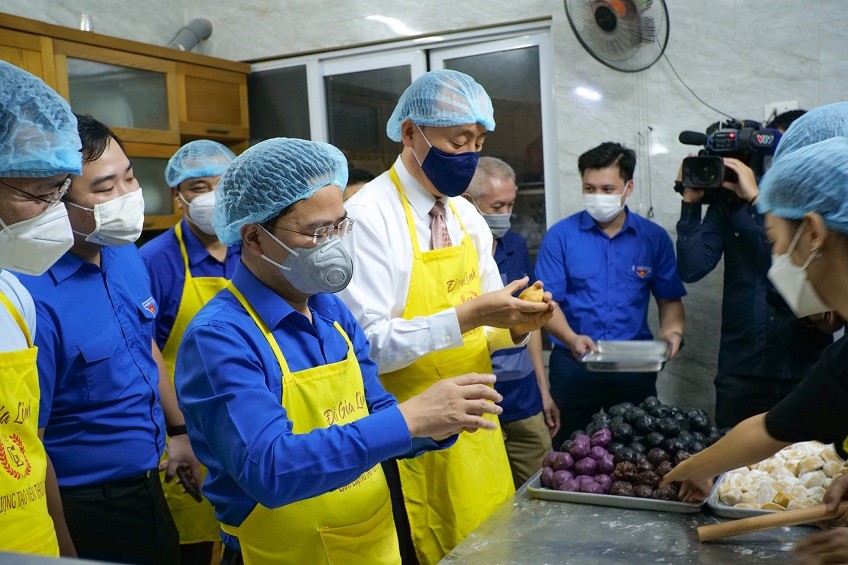 WHO Representative in Vietnam Makes Mooncakes to Gift to Frontline Health Workers