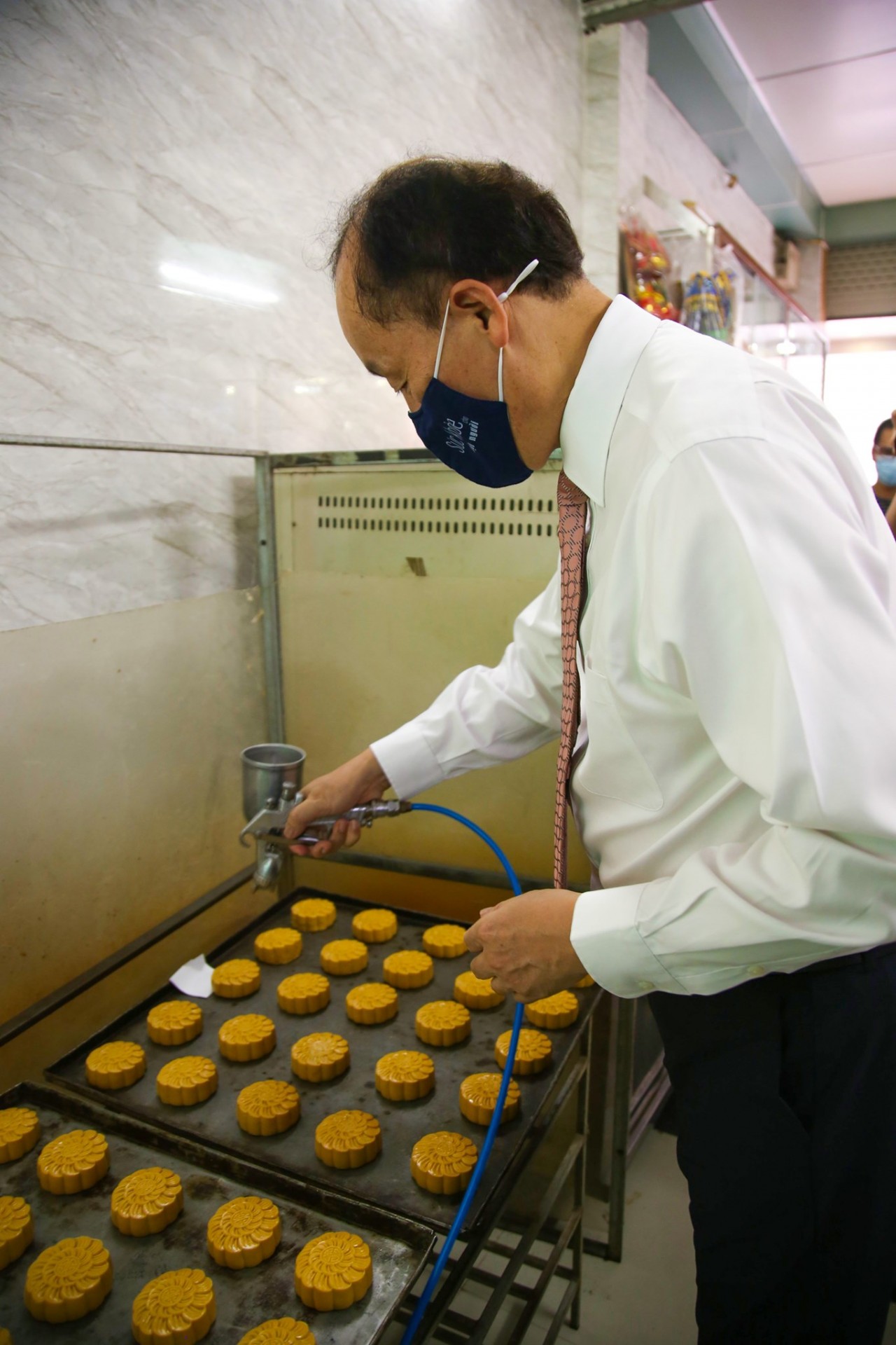 WHO Representative in Vietnam Makes Mooncakes to Gift to Frontline Health Workers