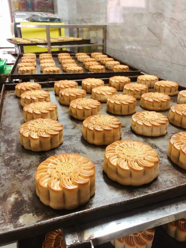 WHO Representative in Vietnam Makes Mooncakes to Gift to Frontline Health Workers