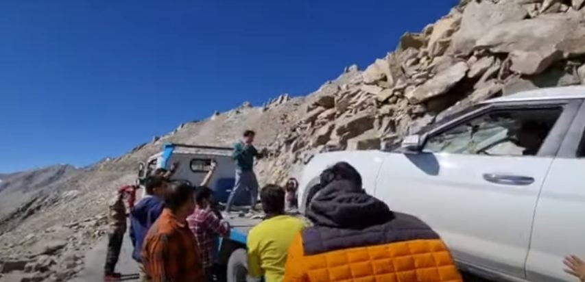 Vietnamese Diplomats Helpe Broken Car in Ladakh, India