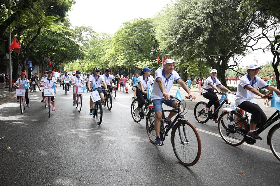 foreign embassies take part in friendship cycling journey for green hanoi city 2020