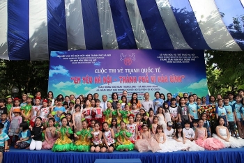 more than 300 local foreign children join painting contest on hanoi