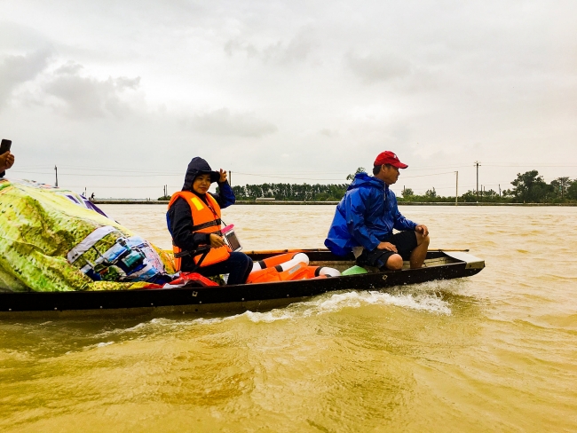 Flood-striken households in Quang Tri receiving emergency relief aid