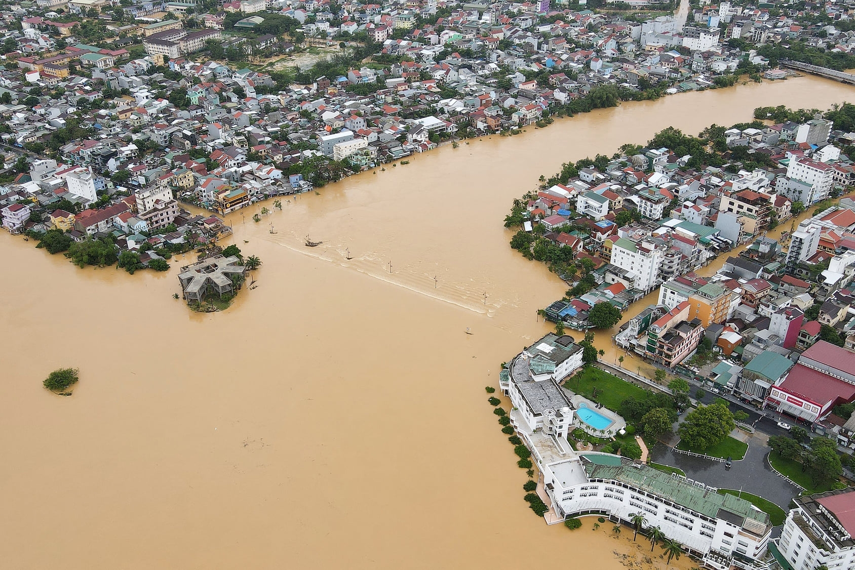 Vietnamese in Russia, Singapore, RoK and Germany raise funds for flood victims