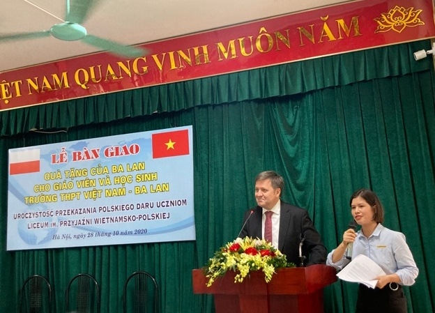 Polish Embassy supports Hanoi's high school with computer donation