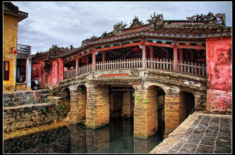 The Japanese Covered Bridge is an iconic symbol that defines Old Town Hoi An. This beautiful arched bridge was built in the 1590s to connect the Japanese quarter to the Chinese quarter, back during a time when Hoi An was a bustling international port town