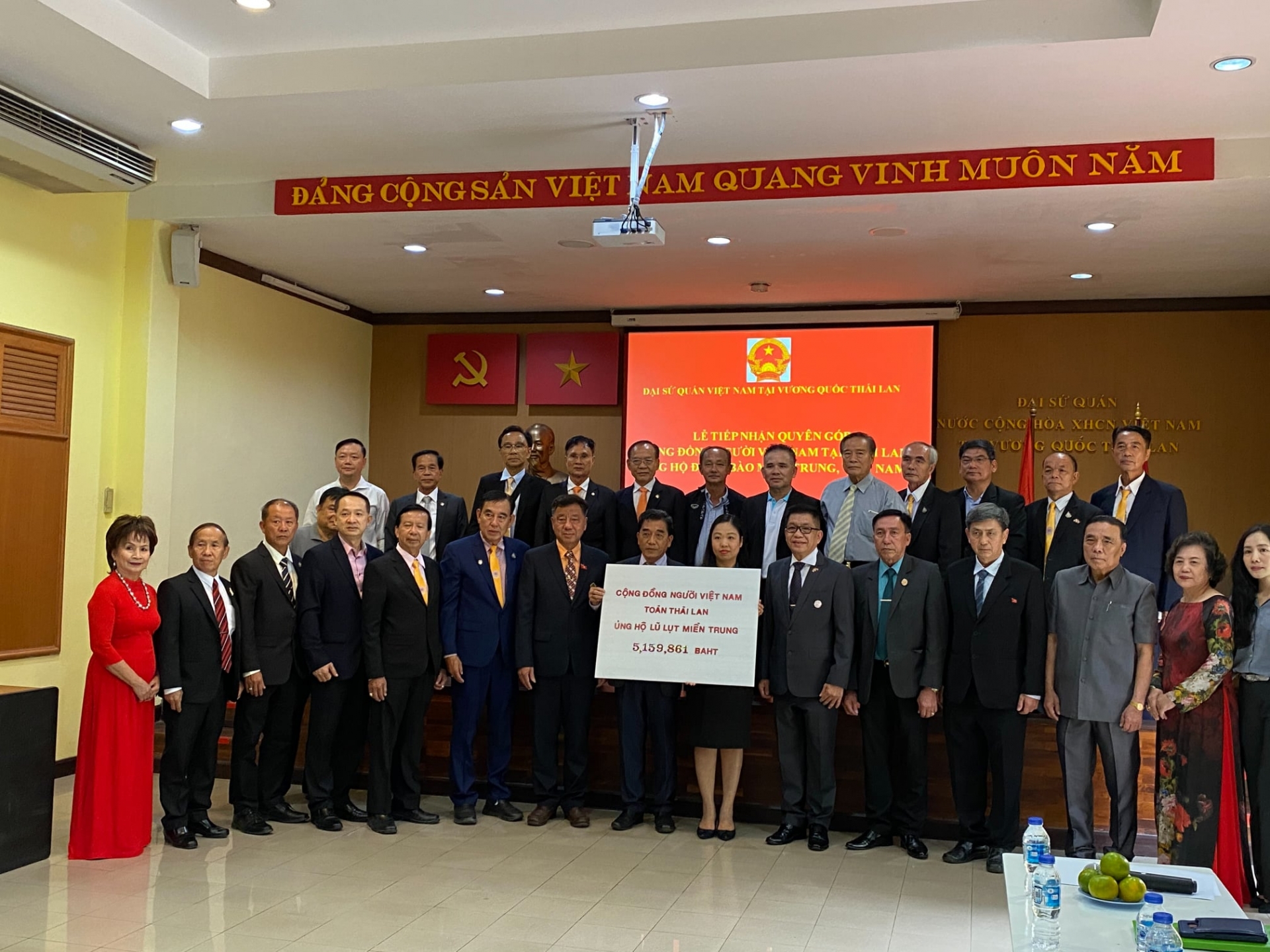 Overseas Vietnamese communities continue supporting flood victims