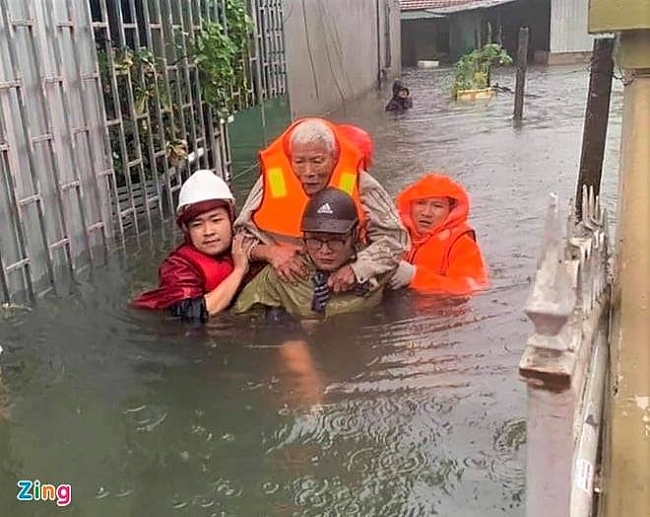Emergency relief pouring into flood-stricken Vietnam's central region