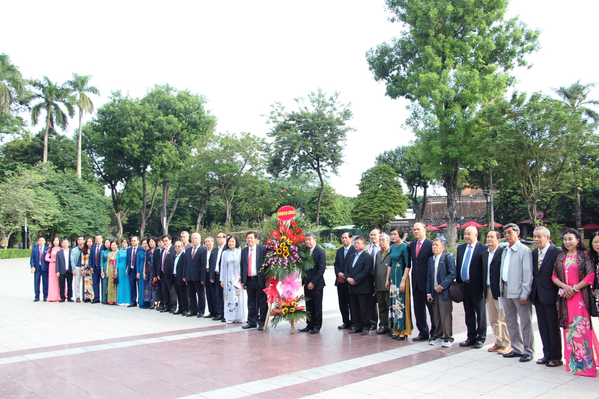 VUFO lays flowers at Lenin’s statue on 103rd anniversary of October Revolution