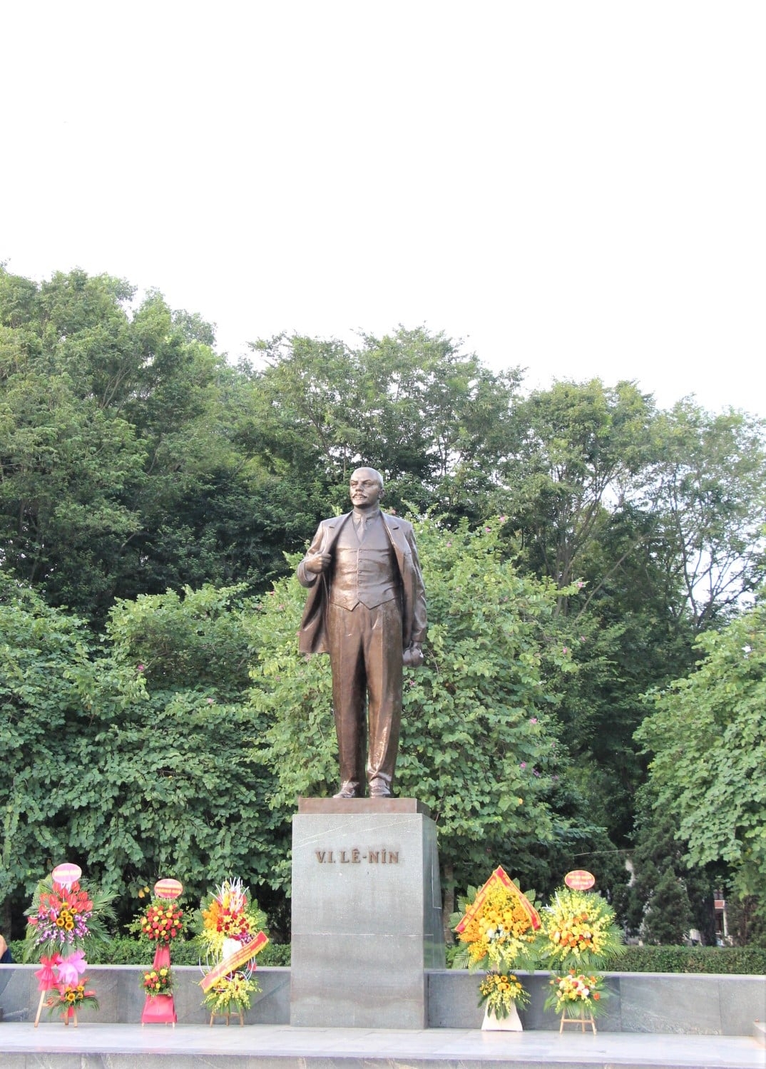 VUFO lays flowers at Lenin’s statue on 103rd anniversary of October Revolution