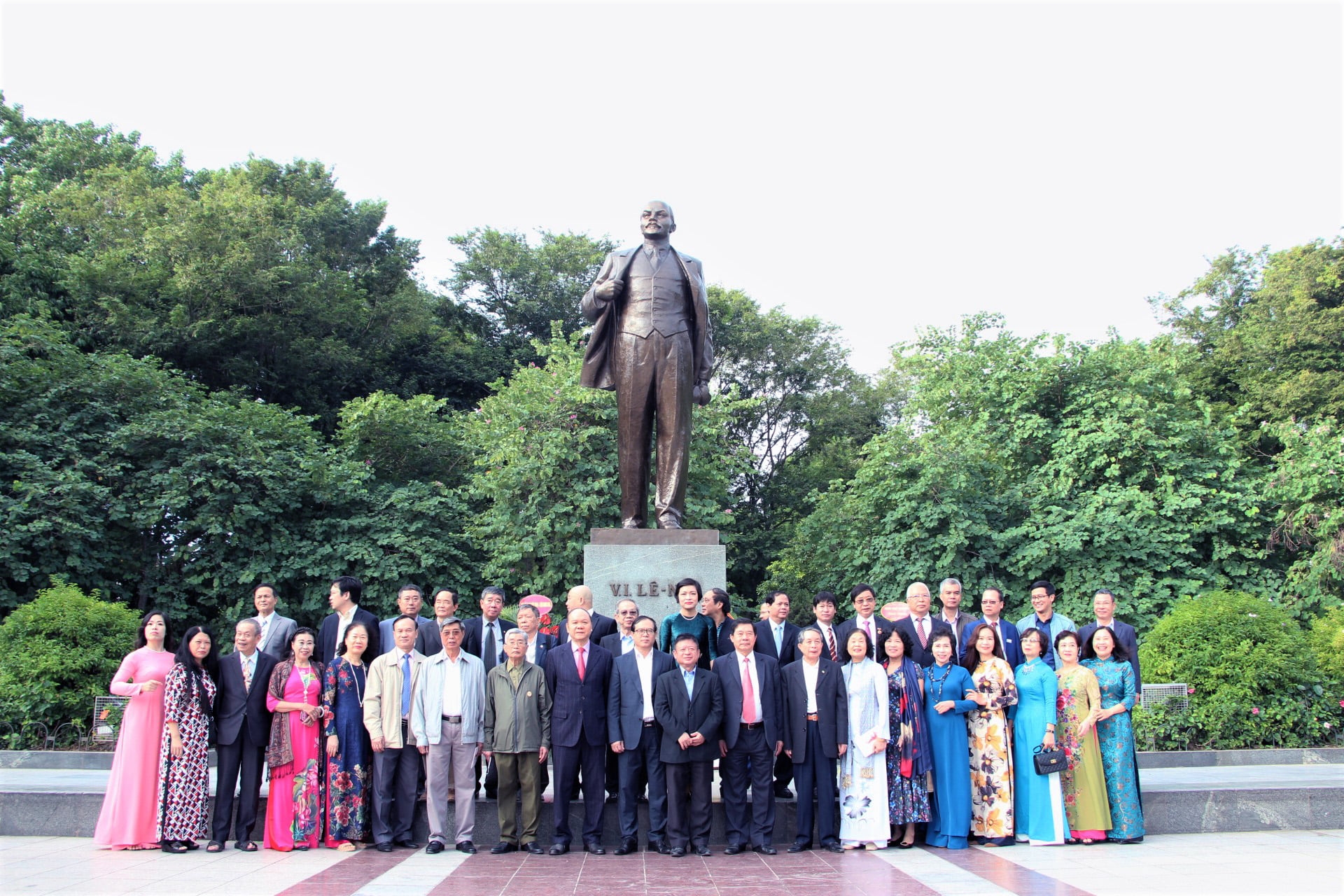 VUFO lays flowers at Lenin’s statue on 103rd anniversary of October Revolution