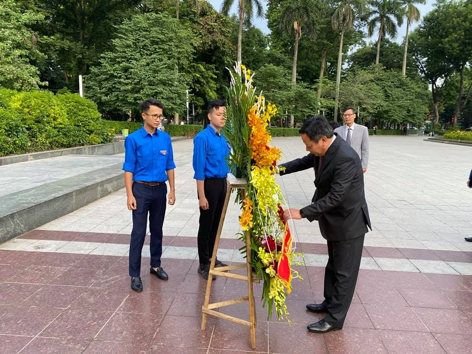 VUFO lays flowers at Lenin’s statue on 103rd anniversary of October Revolution