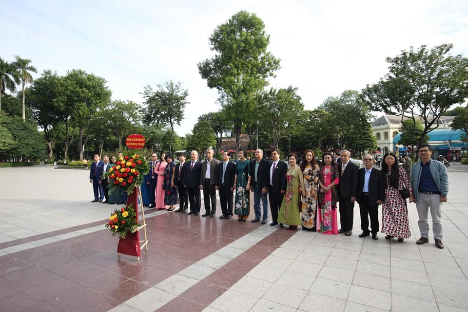 VUFO lays flowers at Lenin’s statue on 103rd anniversary of October Revolution