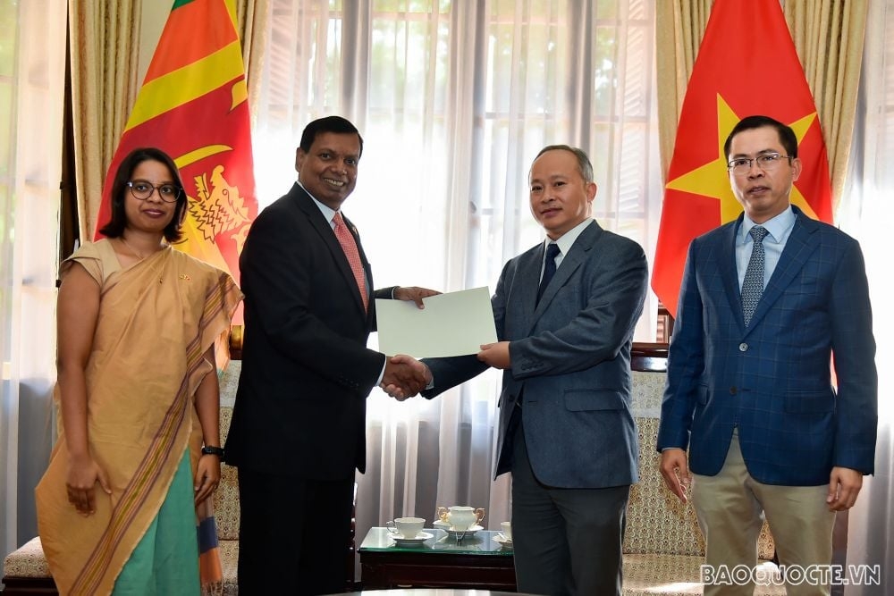 Sri Lankan people send Vietnam's flood hit victims over USD 2,000