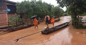 vietnam presents 1000 tonnes of rice to lao flood victims