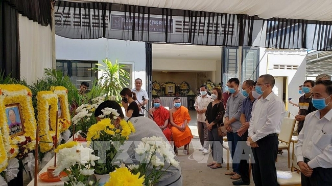 Embassy hands over bodies of Vietnamese traffic victims in Cambodia to families