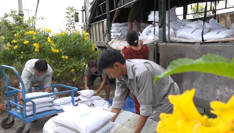 10 tons of rice provided to 400 households in disaster hit quang ngai province