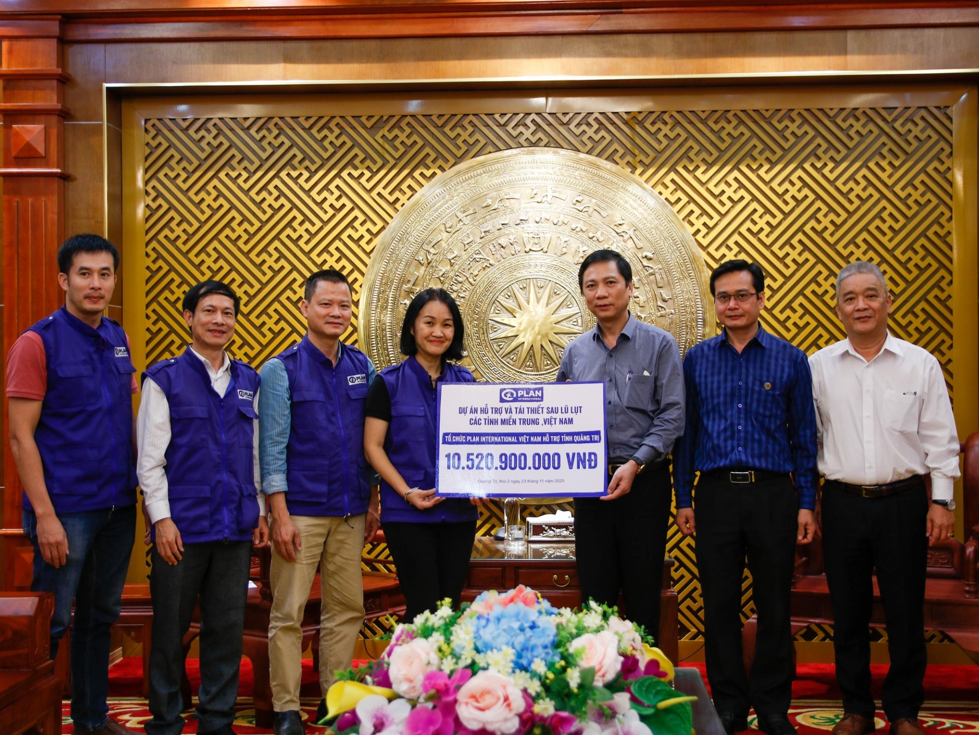 Plan International Vietnam pledges over VND 10.5 billion to support flood-hit Quang Tri province