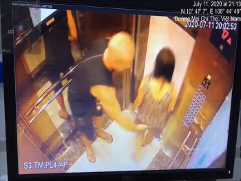 foreign man caught on camera sexually harassing vietnamese woman